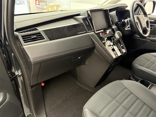 デリカD:5 シャモニー 登録済未使用車/両側パワースライドドア/全方位カメラ/ハーフレザーシート/シートヒーター/パワーシート/パワーバックドア/レーンキープアシスト/ステアリングヒーター/パドルシフト/スペアキー(17枚目)