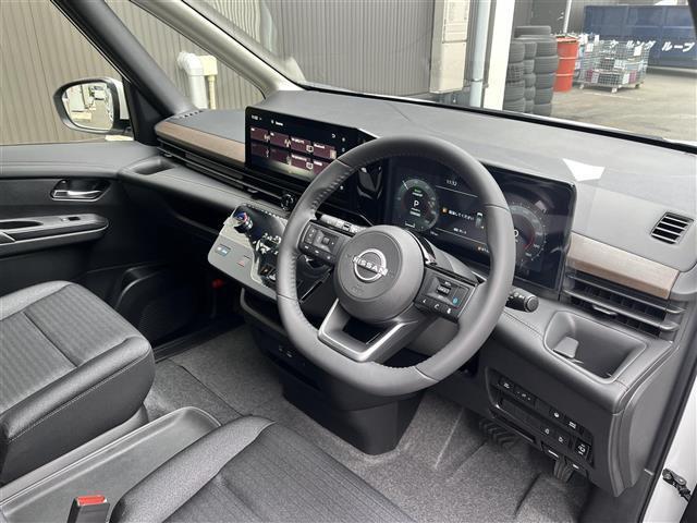 セレナ e-パワー ハイウェイスターV 禁煙車/純正12.3インチナビ/全方位カメラ/デジタルインナーミラー/フリップダウンモニター/両側パワースライドドア/ハーフレザーシート/前後ドラレコ/前後コーナーセンサー/追従クルーズコントロール(20枚目)