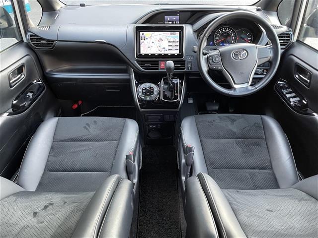 ヴォクシー ＺＳ　煌ＩＩＩ　禁煙車／純正９型ナビ／バックカメラ／両側パワースライドドア／ハーフレザーシート／クルーズコントロール／ＬＥＤヘッドライト／オートマチックハイビーム／クリアランスソナー／ビルトインＥＴＣ２．０（4枚目）