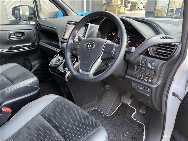 ヴォクシー ＺＳ　煌ＩＩＩ　禁煙車／純正９型ナビ／バックカメラ／両側パワースライドドア／ハーフレザーシート／クルーズコントロール／ＬＥＤヘッドライト／オートマチックハイビーム／クリアランスソナー／ビルトインＥＴＣ２．０（17枚目）