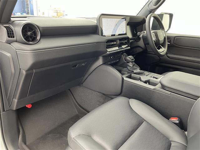 ランドクルーザー250 VX 純正12.3インチナビ/パノラミックビューモニター/サンルーフ/デジタルインナーミラー/純正トレーラーヒッチ/前後ドライブレコーダー/パワーバックドア/レーダークルーズコントロール/純正アルミホイール(23枚目)