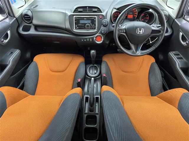 フィット RS ビルトインETC/本革巻きステアリング/パドルシフト/ステアリングスイッチ/ドライブレコーダー/電動格納ミラー/ドアバイザー/リアワイパー/純正フロアマット/純正16インチアルミホイール(2枚目)