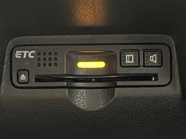 フィット RS ビルトインETC/本革巻きステアリング/パドルシフト/ステアリングスイッチ/ドライブレコーダー/電動格納ミラー/ドアバイザー/リアワイパー/純正フロアマット/純正16インチアルミホイール(3枚目)