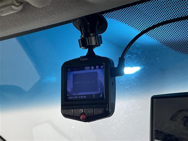 フィット RS ビルトインETC/本革巻きステアリング/パドルシフト/ステアリングスイッチ/ドライブレコーダー/電動格納ミラー/ドアバイザー/リアワイパー/純正フロアマット/純正16インチアルミホイール(4枚目)