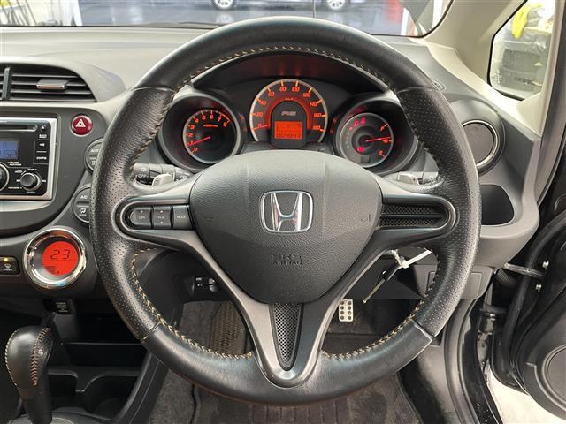 フィット RS ビルトインETC/本革巻きステアリング/パドルシフト/ステアリングスイッチ/ドライブレコーダー/電動格納ミラー/ドアバイザー/リアワイパー/純正フロアマット/純正16インチアルミホイール(5枚目)