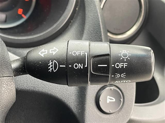 フィット RS ビルトインETC/本革巻きステアリング/パドルシフト/ステアリングスイッチ/ドライブレコーダー/電動格納ミラー/ドアバイザー/リアワイパー/純正フロアマット/純正16インチアルミホイール(9枚目)