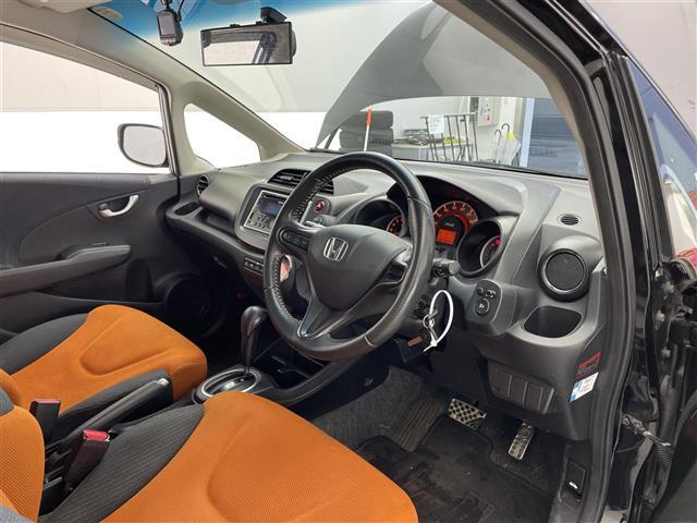 フィット RS ビルトインETC/本革巻きステアリング/パドルシフト/ステアリングスイッチ/ドライブレコーダー/電動格納ミラー/ドアバイザー/リアワイパー/純正フロアマット/純正16インチアルミホイール(13枚目)