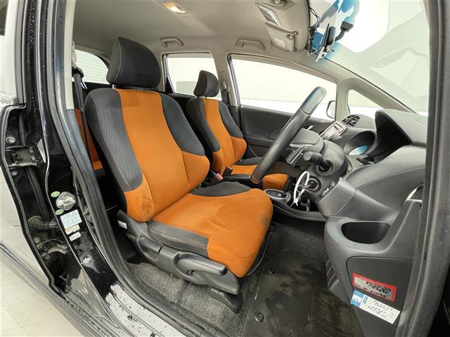 フィット RS ビルトインETC/本革巻きステアリング/パドルシフト/ステアリングスイッチ/ドライブレコーダー/電動格納ミラー/ドアバイザー/リアワイパー/純正フロアマット/純正16インチアルミホイール(14枚目)