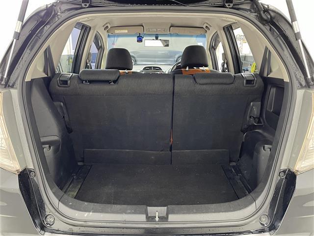 フィット RS ビルトインETC/本革巻きステアリング/パドルシフト/ステアリングスイッチ/ドライブレコーダー/電動格納ミラー/ドアバイザー/リアワイパー/純正フロアマット/純正16インチアルミホイール(19枚目)