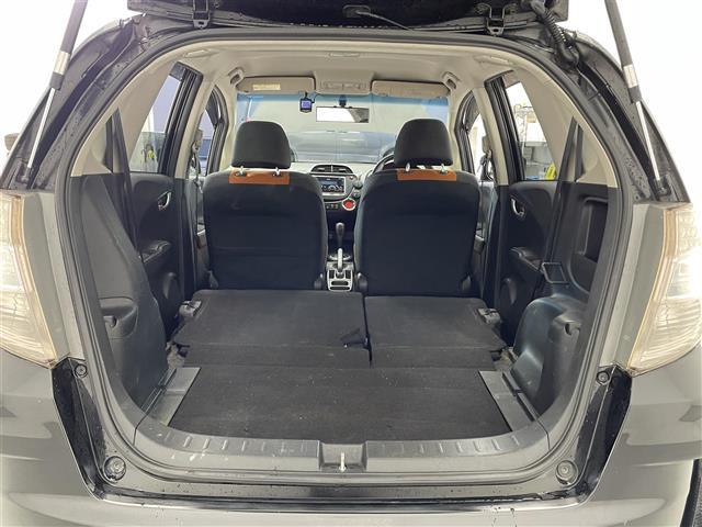 フィット RS ビルトインETC/本革巻きステアリング/パドルシフト/ステアリングスイッチ/ドライブレコーダー/電動格納ミラー/ドアバイザー/リアワイパー/純正フロアマット/純正16インチアルミホイール(20枚目)