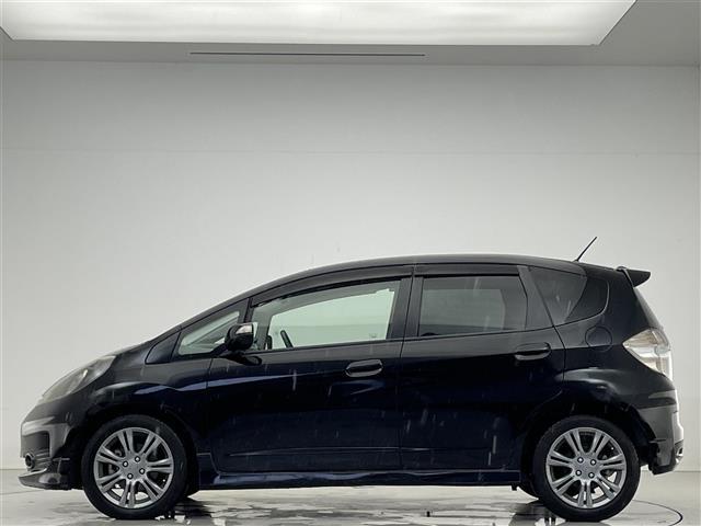 フィット RS ビルトインETC/本革巻きステアリング/パドルシフト/ステアリングスイッチ/ドライブレコーダー/電動格納ミラー/ドアバイザー/リアワイパー/純正フロアマット/純正16インチアルミホイール(26枚目)