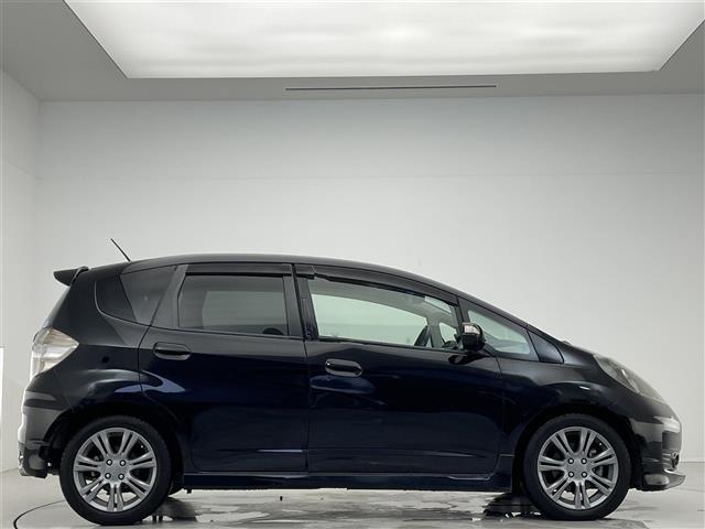 フィット RS ビルトインETC/本革巻きステアリング/パドルシフト/ステアリングスイッチ/ドライブレコーダー/電動格納ミラー/ドアバイザー/リアワイパー/純正フロアマット/純正16インチアルミホイール(28枚目)