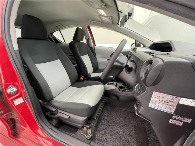 アクア Ｓ　禁煙車／社外オーディオ／ＬＥＤヘッドライト／オートライト／ＥＴＣ／プッシュスタート／スマートキー／ステアリングリモコン／純正フロアマット（17枚目）