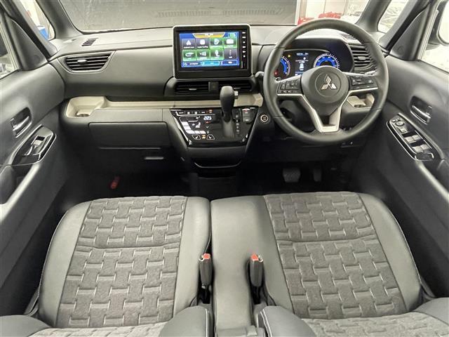 デリカミニ Ｔ　プレミアム　届出済未使用車／純正９型ディスプレイオーディオ／両側パワースライドドア／全方位カメラ／ハーフレザー／ＭＩ－ＰＩＬＯＴ／クリアランスソナー／ＬＥＤ／オートハイビーム／シートヒーター／ルーフレール（4枚目）