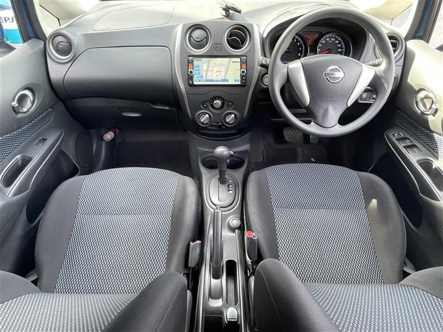 ノート Ｘ　Ｖセレクション＋セーフティ　純正ＳＤナビ　ＣＤ／ＤＶＤ／Ｂｌｕｅｔｏｏｔｈ／ＵＳＢ／ｉＰｏｄ／フルセグ／衝突軽減装置／車線逸脱警報／全方位カメラ／バックカメラ／コーナーセンサー（前後）／純正フロアマット／スペアキー１本（3枚目）