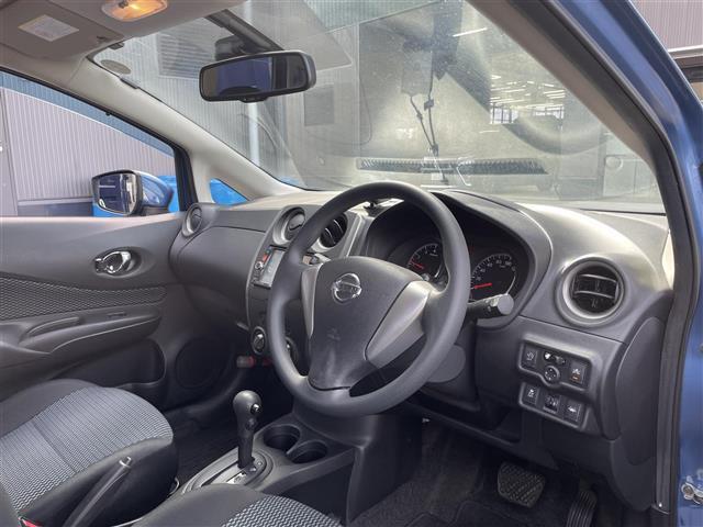 ノート Ｘ　Ｖセレクション＋セーフティ　純正ＳＤナビ　ＣＤ／ＤＶＤ／Ｂｌｕｅｔｏｏｔｈ／ＵＳＢ／ｉＰｏｄ／フルセグ／衝突軽減装置／車線逸脱警報／全方位カメラ／バックカメラ／コーナーセンサー（前後）／純正フロアマット／スペアキー１本（16枚目）