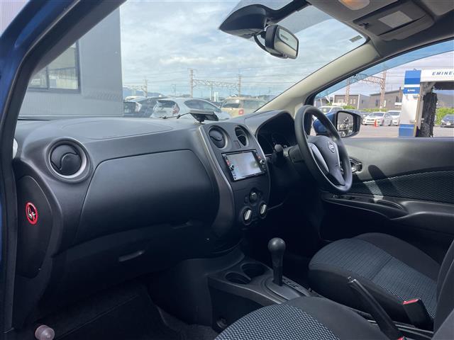 ノート Ｘ　Ｖセレクション＋セーフティ　純正ＳＤナビ　ＣＤ／ＤＶＤ／Ｂｌｕｅｔｏｏｔｈ／ＵＳＢ／ｉＰｏｄ／フルセグ／衝突軽減装置／車線逸脱警報／全方位カメラ／バックカメラ／コーナーセンサー（前後）／純正フロアマット／スペアキー１本（18枚目）