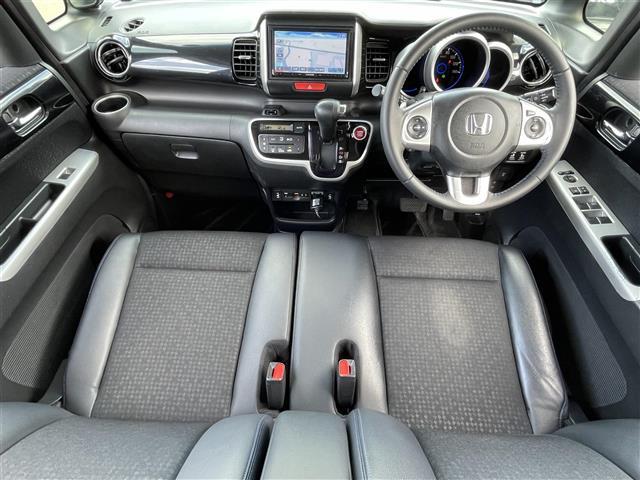 Ｎ－ＢＯＸカスタム Ｇ　ターボＳＳブラックスタイルパッケージ　禁煙車／社外ナビ／バックカメラ／クルーズコントロール／両側電動スライドドア／ＬＥＤヘッドライト／オートライト／ＥＴＣ／ハーフレザーシート／前席シートヒーター／ドライブレコーダー／パドルシフト（2枚目）