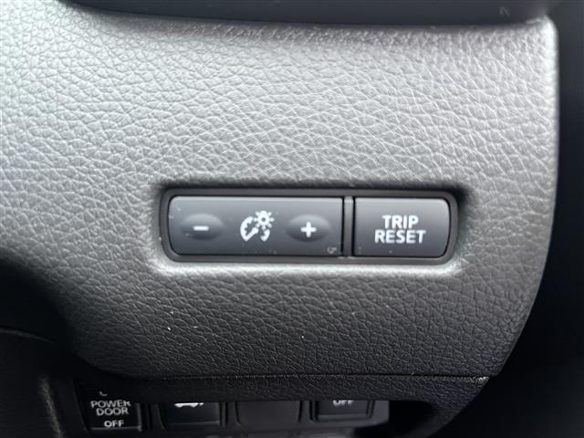 エクストレイル オーテック　禁煙車／純正９インチナビ／レザーシート／全方位カメラ／クリアランスソナー／車線逸脱警報／ＬＥＤヘッドライト／オートハイビーム／全席シートヒーター／ドライブレコーダー／デジタルインナーミラー／ＥＴＣ（11枚目）