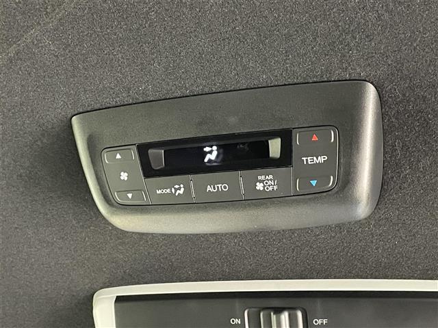 ステップワゴン ｅ：ＨＥＶスパーダ　９インチ純正メモリナビ／全方位カメラ／両側パワースライドドア／シートヒーター　／Ｂｌｕｅｔｏｏｔｈ／ＣＤ／ＤＶＤ／ＵＳＢ／ＨＤＭＩ／ＡｐｐｌｅＣａｒＰｌａｙ／Ａｎｄｒｏｉｄ　Ａｕｔｏ／フルセグ（18枚目）