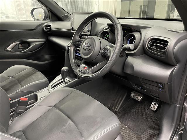 ヤリスクロス ハイブリッド　ＧＲスポーツ　純正８インチナビ／バックカメラ／ＥＴＣ２．０／前後ドラレコ／ブラインドスポットモニター／ＬＥＤヘッドライト／クリアランスソナー／ハーフレザーシート／自動防塵インナーミラー／アルミペダル（16枚目）