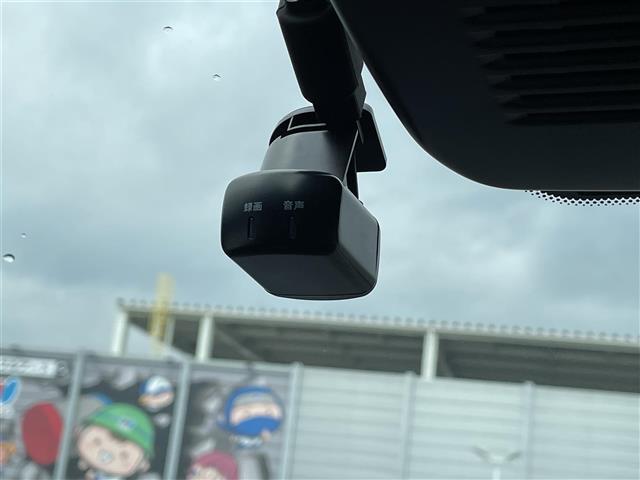 オーラ ニスモ 禁煙車/純正ナビ/全方位カメラ/前方ドラレコ/コーナーセンサー/プロパイロット/デジタルインナーミラー/アイドリングストップ/衝突軽減装置/電動パーキングブレーキ/オートハイビーム/ハーフレザーシート(7枚目)