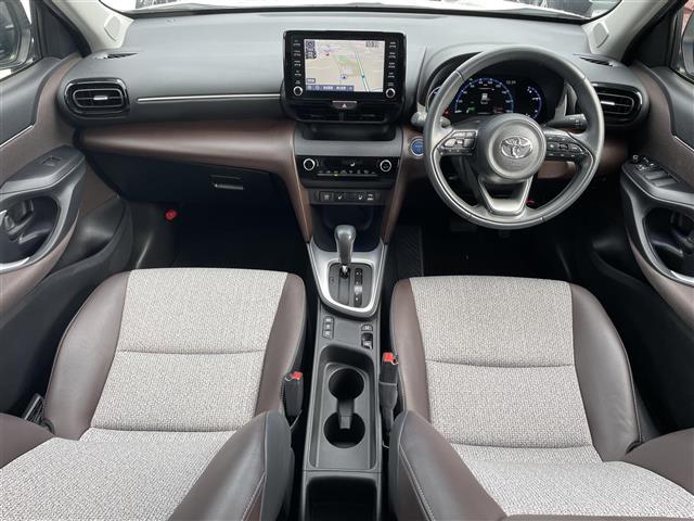 ヤリスクロス ハイブリッドＺ　禁煙車／純正８インチナビ／バックカメラ／ＥＴＣ／前後ドラレコ／ブラインドスポットモニター／シートヒーター／パワーシート／ハーフレザーシート／ＬＥＤヘッドライト／追従クルーズコントロール（2枚目）