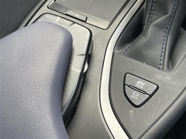 ＵＸ ＵＸ２５０ｈ　Ｆスポーツ　スタイルブルー　純正ナビ／パノラミックビューモニター／サンルーフ／ブラインドスポットモニター／パーキングサポートブレーキ／セーフティセンスプラス／フルブラックドアミラー／ヘッドアップディスプレイ／パワーシート（23枚目）