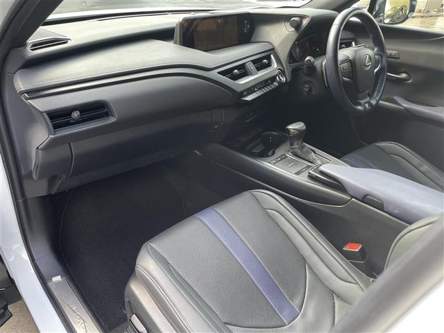 ＵＸ ＵＸ２５０ｈ　Ｆスポーツ　スタイルブルー　純正ナビ／パノラミックビューモニター／サンルーフ／ブラインドスポットモニター／パーキングサポートブレーキ／セーフティセンスプラス／フルブラックドアミラー／ヘッドアップディスプレイ／パワーシート（27枚目）