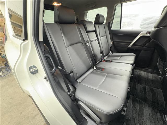 ランドクルーザープラド TX Lパッケージ マットブラックエディション 禁煙車/純正9インチナビ/サンルーフ/全方位カメラ/クリアランスソナー/ETC2.0/追従クルーズコントロール/ブラインドスポットモニター/電動格納サードシート/本革シート/シートヒーター/LED(22枚目)