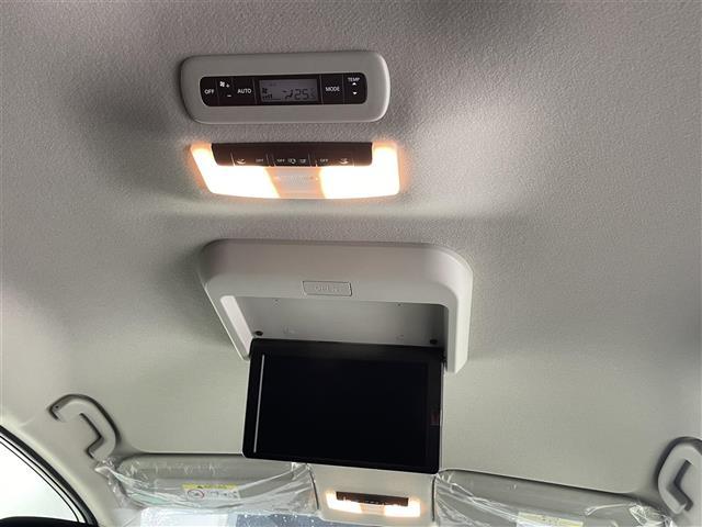 セレナ ハイウェイスター　Ｖ　純正１０型ナビ／プロパイロット／ローダウン／アラウンドビューモニター／両側パワースライドドア／ブラインドスポットモニター／純正デジタルインナーミラー／クリアランスソナー／純正１０フリップダウンモニター（6枚目）