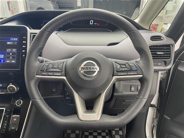 セレナ ハイウェイスター　Ｖ　純正１０型ナビ／プロパイロット／ローダウン／アラウンドビューモニター／両側パワースライドドア／ブラインドスポットモニター／純正デジタルインナーミラー／クリアランスソナー／純正１０フリップダウンモニター（9枚目）