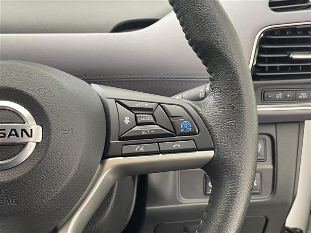 セレナ ハイウェイスター　Ｖ　純正１０型ナビ／プロパイロット／ローダウン／アラウンドビューモニター／両側パワースライドドア／ブラインドスポットモニター／純正デジタルインナーミラー／クリアランスソナー／純正１０フリップダウンモニター（11枚目）