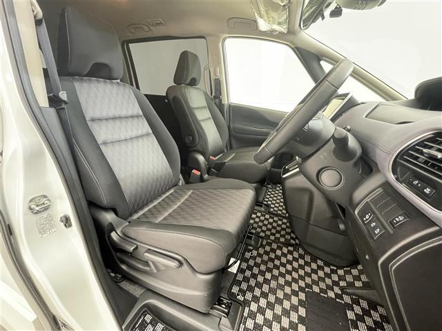 セレナ ハイウェイスター　Ｖ　純正１０型ナビ／プロパイロット／ローダウン／アラウンドビューモニター／両側パワースライドドア／ブラインドスポットモニター／純正デジタルインナーミラー／クリアランスソナー／純正１０フリップダウンモニター（18枚目）