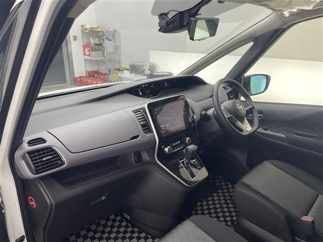 セレナ ハイウェイスター　Ｖ　純正１０型ナビ／プロパイロット／ローダウン／アラウンドビューモニター／両側パワースライドドア／ブラインドスポットモニター／純正デジタルインナーミラー／クリアランスソナー／純正１０フリップダウンモニター（19枚目）