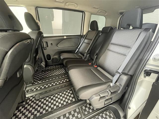 セレナ ハイウェイスター　Ｖ　純正１０型ナビ／プロパイロット／ローダウン／アラウンドビューモニター／両側パワースライドドア／ブラインドスポットモニター／純正デジタルインナーミラー／クリアランスソナー／純正１０フリップダウンモニター（21枚目）