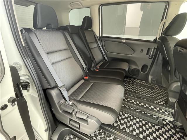 セレナ ハイウェイスター　Ｖ　純正１０型ナビ／プロパイロット／ローダウン／アラウンドビューモニター／両側パワースライドドア／ブラインドスポットモニター／純正デジタルインナーミラー／クリアランスソナー／純正１０フリップダウンモニター（22枚目）