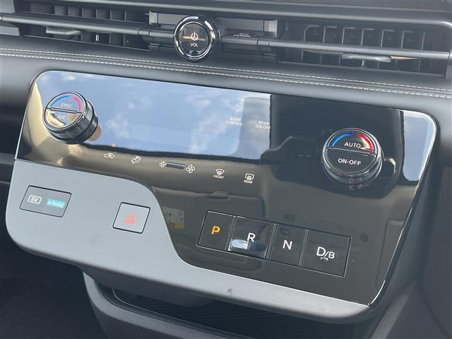 セレナ ｅ－パワー　ハイウェイスターＶ　登録済未使用車／１２．３インチＮｉｓｓａｎコネクトナビ／アラウンドビューモニター／スマートルームミラー／ドラレコ／ＥＴＣ２．０／プロパイロット／ワイヤレス充電／両側パワースライドドア／ＬＥＤライト（14枚目）