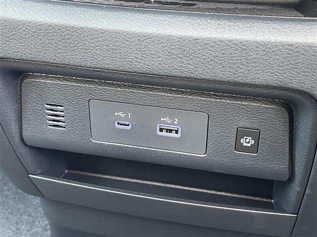 セレナ ｅ－パワー　ハイウェイスターＶ　登録済未使用車／１２．３インチＮｉｓｓａｎコネクトナビ／アラウンドビューモニター／スマートルームミラー／ドラレコ／ＥＴＣ２．０／プロパイロット／ワイヤレス充電／両側パワースライドドア／ＬＥＤライト（16枚目）