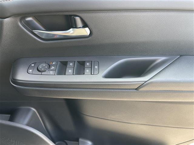 セレナ ｅ－パワー　ハイウェイスターＶ　登録済未使用車／１２．３インチＮｉｓｓａｎコネクトナビ／アラウンドビューモニター／スマートルームミラー／ドラレコ／ＥＴＣ２．０／プロパイロット／ワイヤレス充電／両側パワースライドドア／ＬＥＤライト（17枚目）