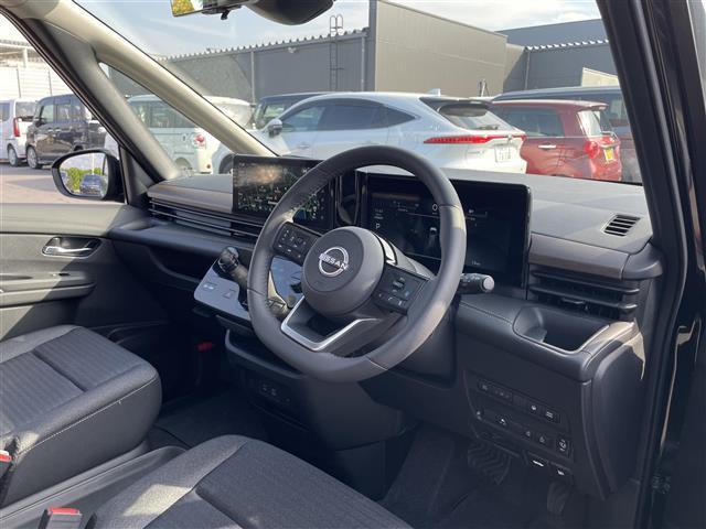 セレナ ｅ－パワー　ハイウェイスターＶ　登録済未使用車／１２．３インチＮｉｓｓａｎコネクトナビ／アラウンドビューモニター／スマートルームミラー／ドラレコ／ＥＴＣ２．０／プロパイロット／ワイヤレス充電／両側パワースライドドア／ＬＥＤライト（22枚目）