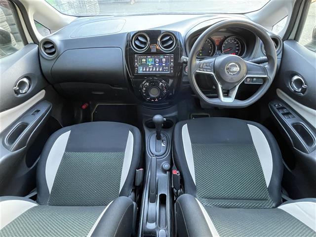 ノート Ｘ　シーギア　純正ナビ／バックカメラ／ＬＥＤヘッドライト／エマージェンシーブレーキ／車線逸脱警報／純正１５ＡＷ／ＥＴＣ／ルーフレール／ドライブレコーダー／スマートキー／純正フロアマット／純正ドアバイザー（2枚目）