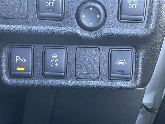 ノート Ｘ　シーギア　純正ナビ／バックカメラ／ＬＥＤヘッドライト／エマージェンシーブレーキ／車線逸脱警報／純正１５ＡＷ／ＥＴＣ／ルーフレール／ドライブレコーダー／スマートキー／純正フロアマット／純正ドアバイザー（9枚目）