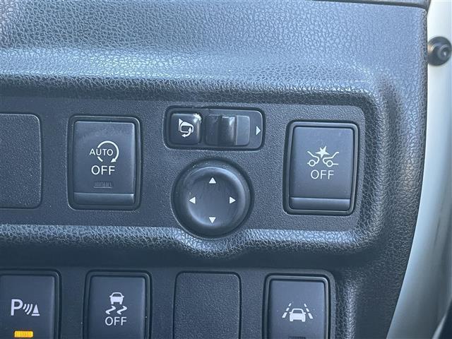 ノート Ｘ　シーギア　純正ナビ／バックカメラ／ＬＥＤヘッドライト／エマージェンシーブレーキ／車線逸脱警報／純正１５ＡＷ／ＥＴＣ／ルーフレール／ドライブレコーダー／スマートキー／純正フロアマット／純正ドアバイザー（10枚目）