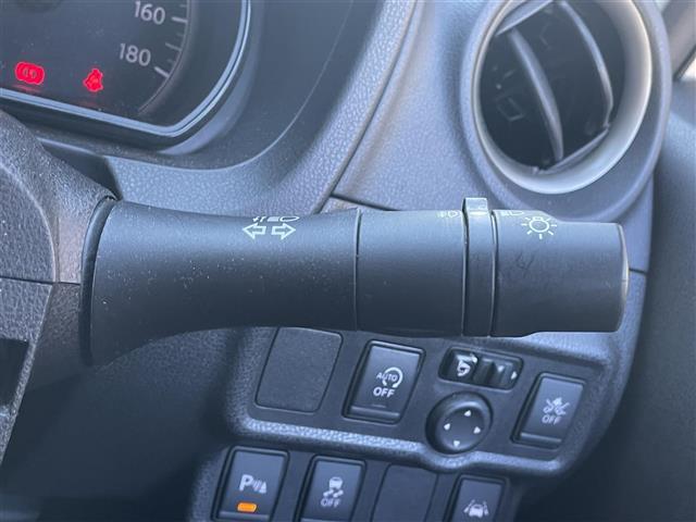 ノート Ｘ　シーギア　純正ナビ／バックカメラ／ＬＥＤヘッドライト／エマージェンシーブレーキ／車線逸脱警報／純正１５ＡＷ／ＥＴＣ／ルーフレール／ドライブレコーダー／スマートキー／純正フロアマット／純正ドアバイザー（18枚目）