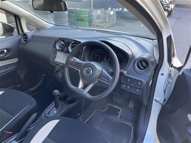 ノート Ｘ　シーギア　純正ナビ／バックカメラ／ＬＥＤヘッドライト／エマージェンシーブレーキ／車線逸脱警報／純正１５ＡＷ／ＥＴＣ／ルーフレール／ドライブレコーダー／スマートキー／純正フロアマット／純正ドアバイザー（19枚目）