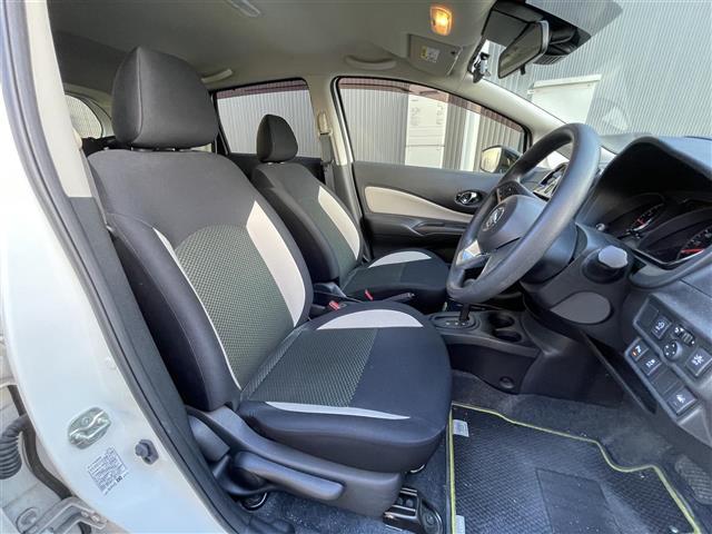 ノート Ｘ　シーギア　純正ナビ／バックカメラ／ＬＥＤヘッドライト／エマージェンシーブレーキ／車線逸脱警報／純正１５ＡＷ／ＥＴＣ／ルーフレール／ドライブレコーダー／スマートキー／純正フロアマット／純正ドアバイザー（20枚目）