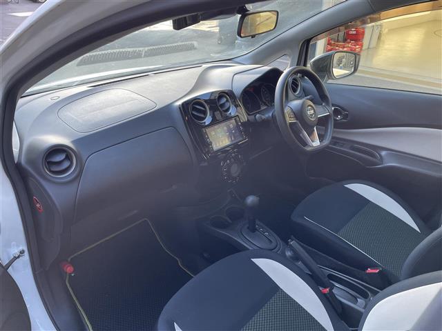 ノート Ｘ　シーギア　純正ナビ／バックカメラ／ＬＥＤヘッドライト／エマージェンシーブレーキ／車線逸脱警報／純正１５ＡＷ／ＥＴＣ／ルーフレール／ドライブレコーダー／スマートキー／純正フロアマット／純正ドアバイザー（23枚目）