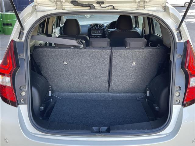 ノート Ｘ　シーギア　純正ナビ／バックカメラ／ＬＥＤヘッドライト／エマージェンシーブレーキ／車線逸脱警報／純正１５ＡＷ／ＥＴＣ／ルーフレール／ドライブレコーダー／スマートキー／純正フロアマット／純正ドアバイザー（25枚目）