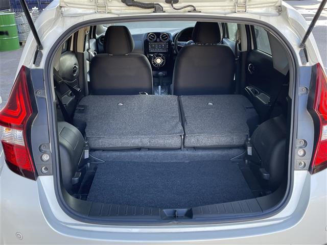 ノート Ｘ　シーギア　純正ナビ／バックカメラ／ＬＥＤヘッドライト／エマージェンシーブレーキ／車線逸脱警報／純正１５ＡＷ／ＥＴＣ／ルーフレール／ドライブレコーダー／スマートキー／純正フロアマット／純正ドアバイザー（26枚目）